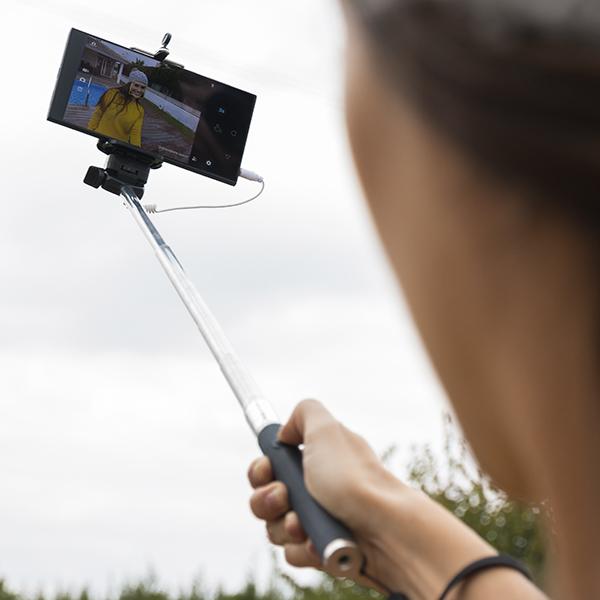 Selfie Tikku Johdolla